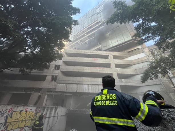 Impresionante incendio de edificio abandonado del ISSSTE en Paseo de Reforma, en CdMx | VIDEO