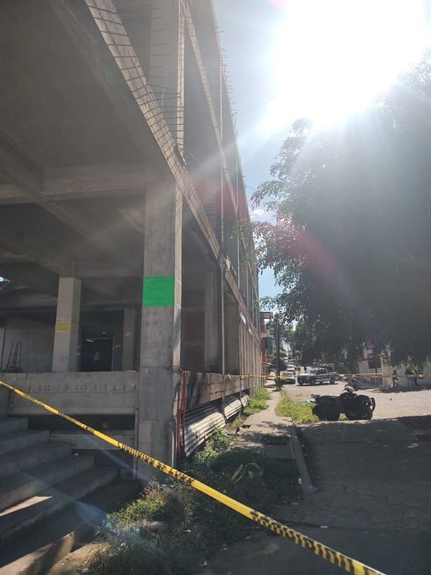 Sujeto se lanza desde un edificio abandonado en Xalapa
