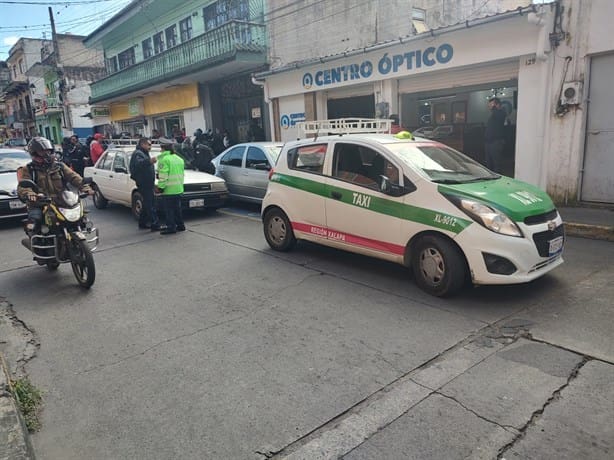 Furia al volante; estudiante de arte desata caos en Xalapa: choca patrulla y embiste autos