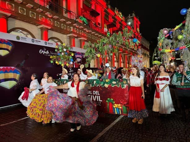 Tradicional rama veracruzana enciende la Navidad en Xalapa