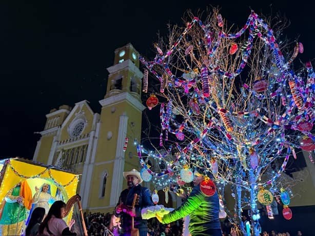 Tradicional rama veracruzana enciende la Navidad en Xalapa