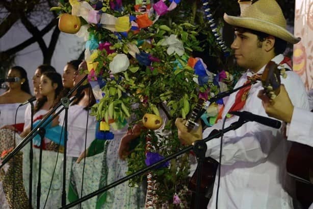 Tradicional rama veracruzana enciende la Navidad en Xalapa