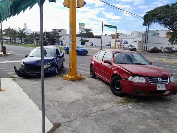 Mujer en Veracruz termina lesionada en accidente entre dos vehículos