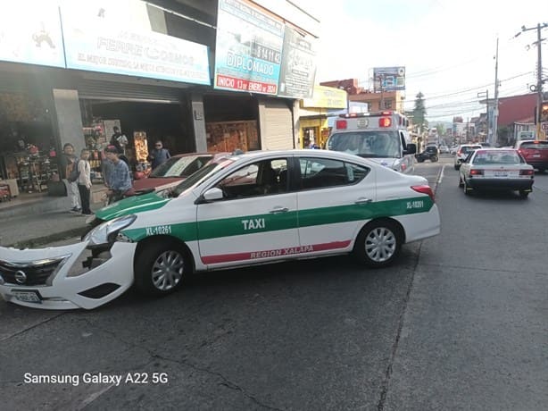 Choque entre taxi y motociclista deja un lesionado, en Xalapa