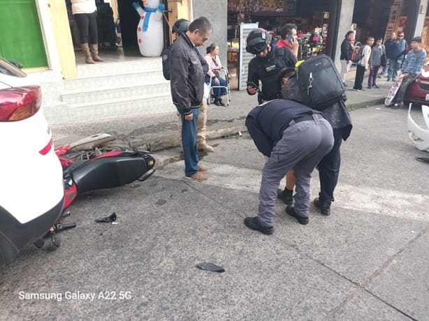 Choque entre taxi y motociclista deja un lesionado, en Xalapa