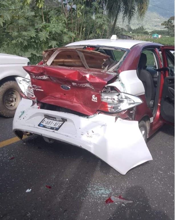 Chocan taxi y autobús en carretera de Chocamán