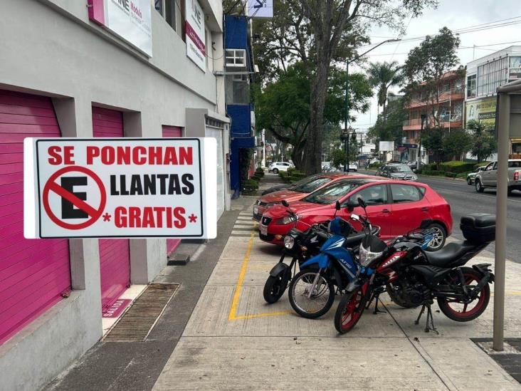 Invasión de banquetas en Xalapa: ¿Cuál es mi derecho sobre la acera de la casa?