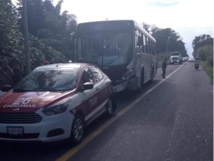 Chocan taxi y autobús en carretera de Chocamán