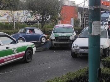 Choque entre un taxi y una camioneta en la avenida Ávila Camacho de Xalapa