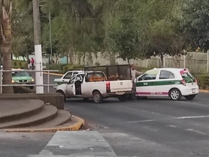 Choque entre un taxi y una camioneta en la avenida Ávila Camacho de Xalapa