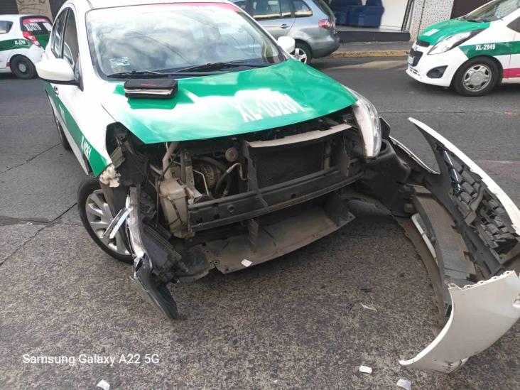 Choque entre taxi y motociclista deja un lesionado, en Xalapa