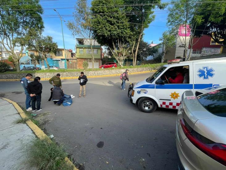 Distraído peatón es golpeado por taxi en Xalapa