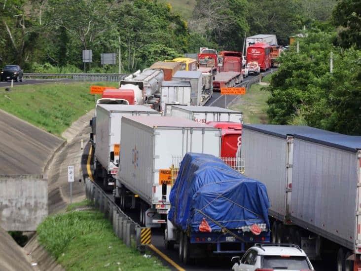 Retenes en carreteras de Veracruz retrasan el flujo vehicular de turistas
