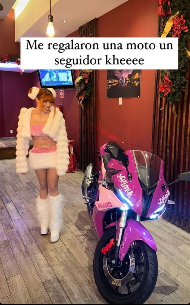 Yeri Mua enamora a Xalapeños ¡Le regalan una moto!