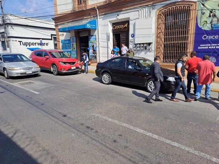 Choque entre camioneta y auto en la la colonia Centro de Córdoba