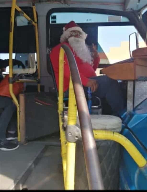 Conductor de camión urbano en Veracruz se viste de Santa Claus; da dulces y regalos a niños