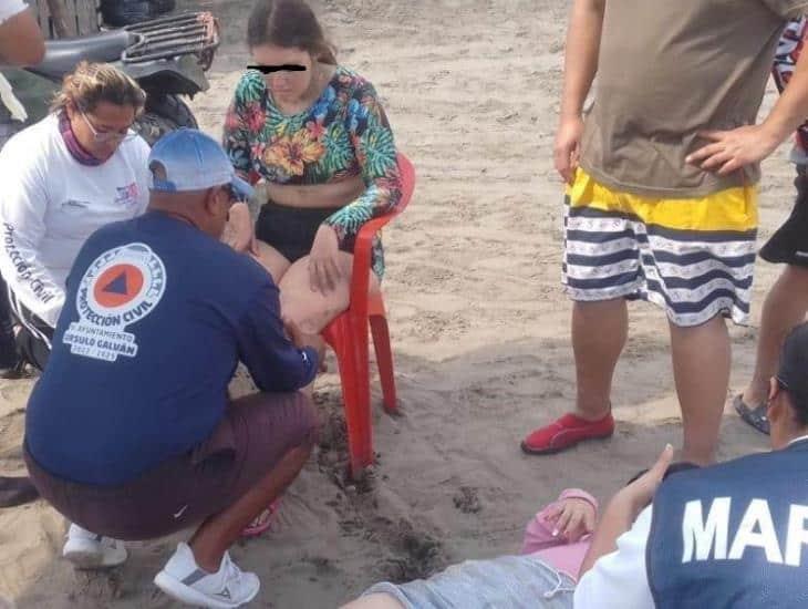 Jóvenes se accidentan manejando una cuatrimoto en playa de Chachalacas