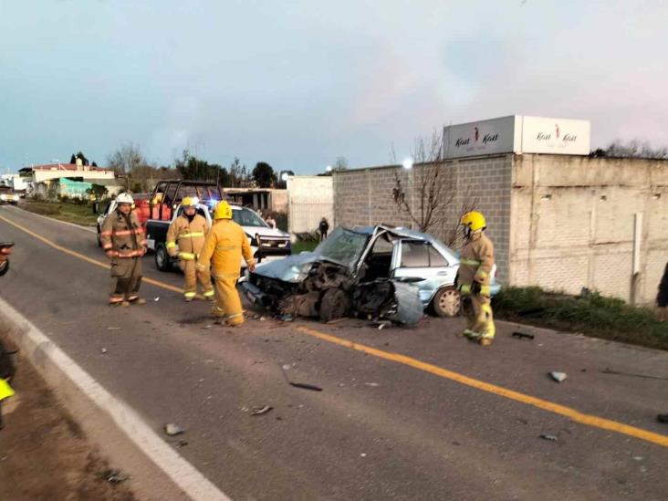 Tráiler embiste Tsuru en carretera Perote-Teziutlán