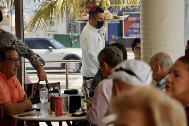 Turistas abarrotan cafés y Malecón de Veracruz previo a Navidad