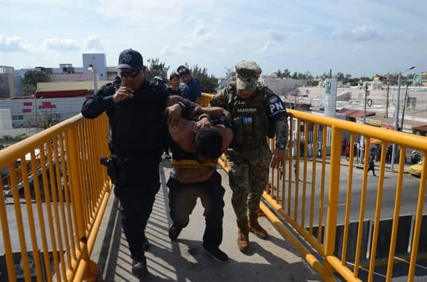 Policías evitan que un hombre se lance de un puente en Veracruz
