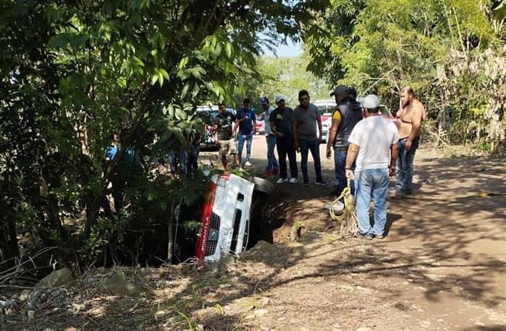 Taxi cae a socavón en tramo terracero hacia Espaldilla en Misantla