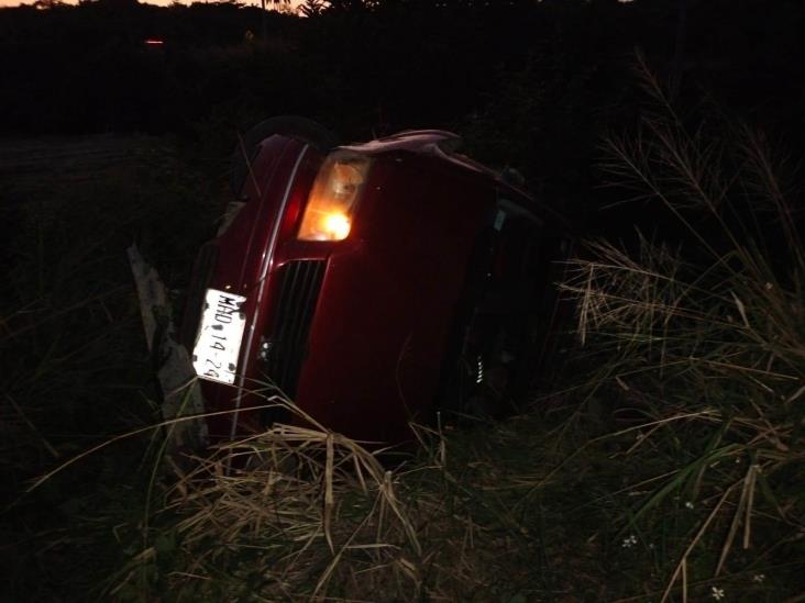 Abandonan vehículo tras aparatoso accidente en Paso Largo Martínez de la Torre