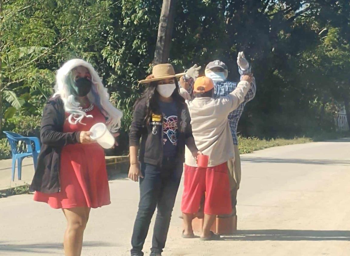 De esta divertida forma piden aguinaldo habitantes Moloacán en la carretera Nanchital-Las Choapas