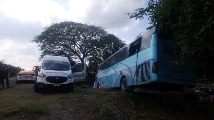 Autobús de turismo se accidenta en carretera de Cotaxtla, Veracruz; hay 4 lesionados