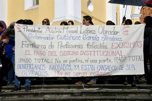 Bloquean el centro de Xalapa; exigen pago de seguros a la SEV (+Video)