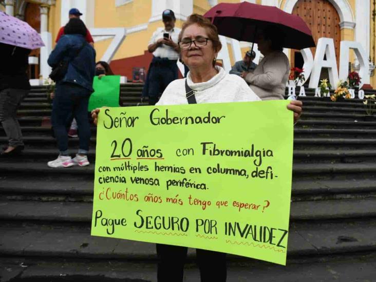 Bloquean el centro de Xalapa; exigen pago de seguros a la SEV (+Video)