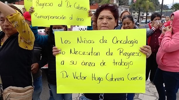 Exigen en IMSS Orizaba regreso de oncólogo pediatra; no le dieron base (+Video)