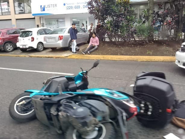En avenida de Xalapa, jóvenes caen de moto al ser embestidos por taxi
