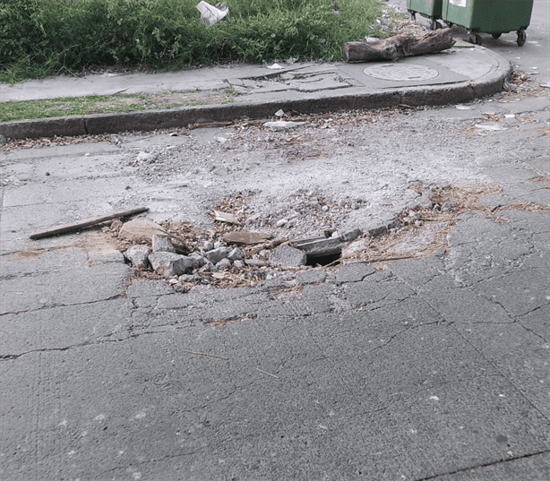 Socavón en avenida de Puente Moreno pone en peligro a conductores y vecinos