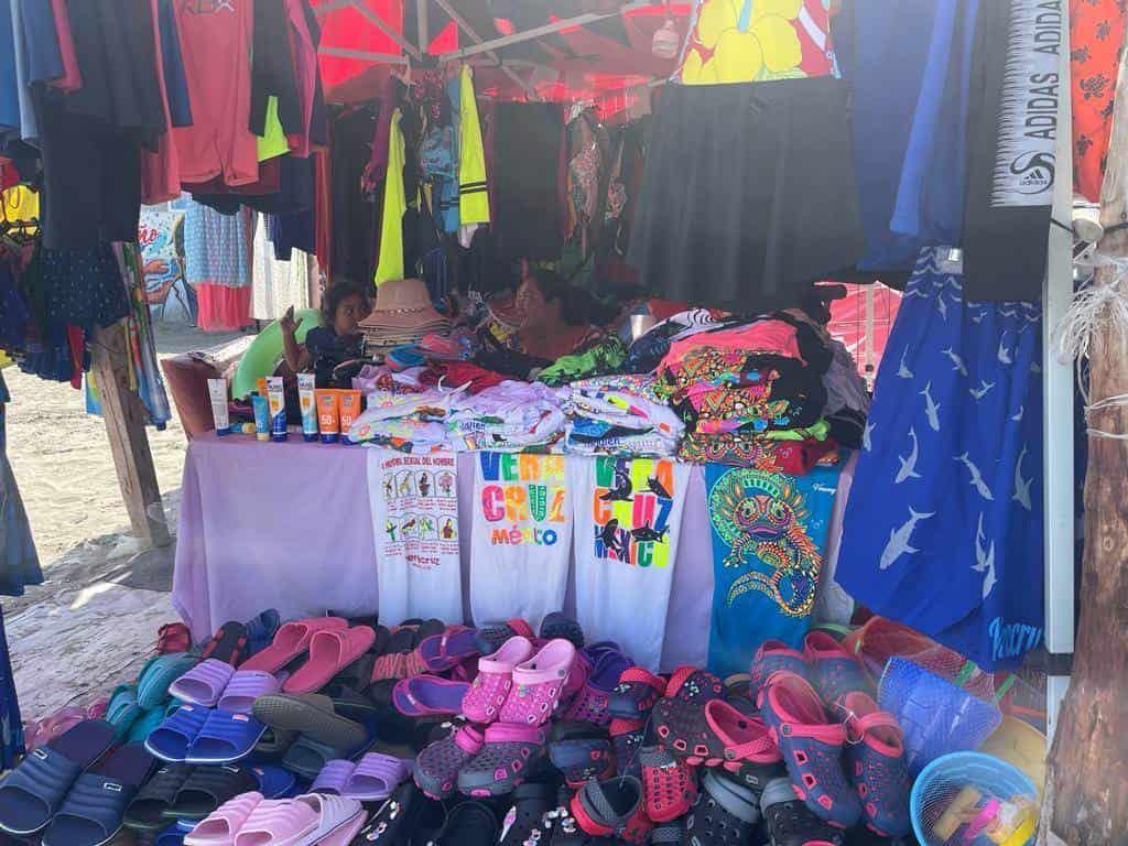 En ultima semana de 2023 comerciantes de artículos de playa en Veracruz tienen mejores ventas