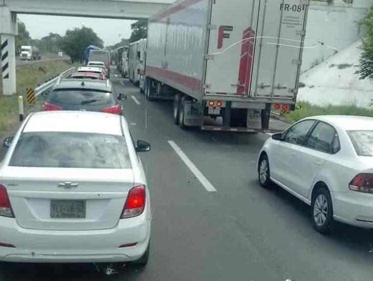 Capufe reporta fila de 15 kilómetros en autopista La Tinaja-Isla