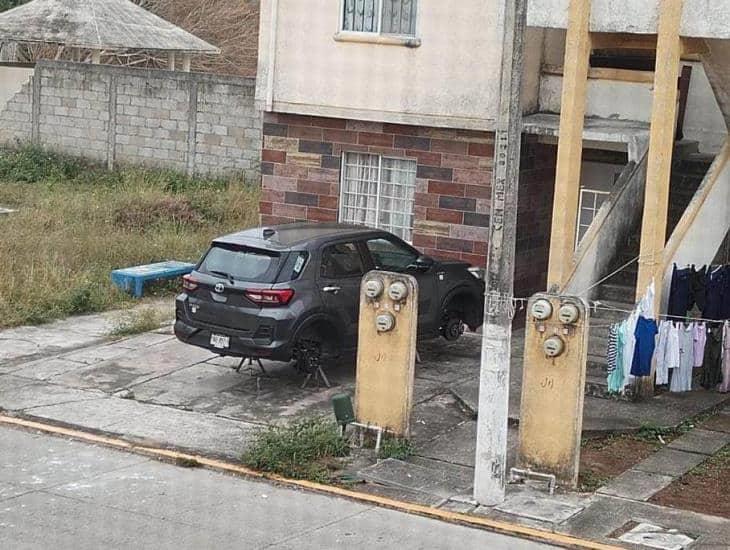 Banda de roba llantas ataca en Medellín; dejaron los autos montados en ladrillos