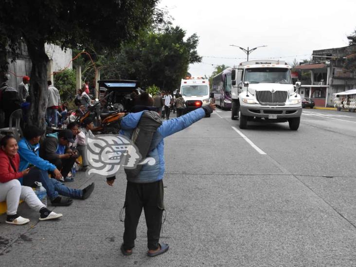 Caravana migrante llega a Ixtaczoquitlán tras pausa en Córdoba (+Video)