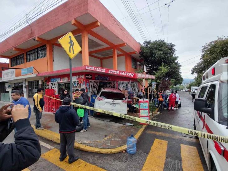 Mujer atropella a motociclista en Xalapa y en fuga choca contra tienda; arrolla a señora