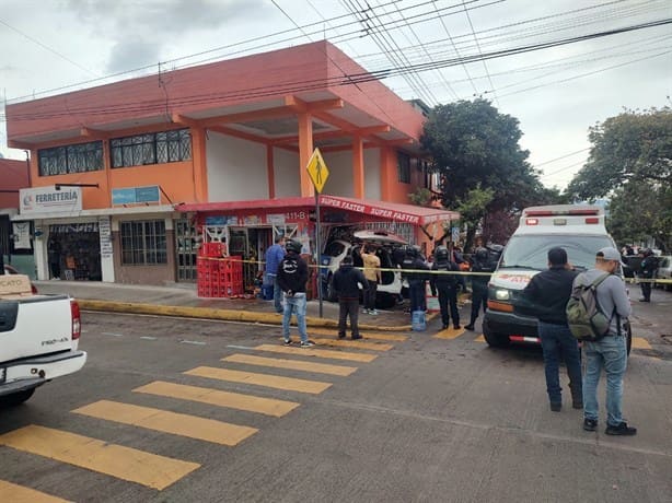 Mujer atropella a motociclista en Xalapa y en fuga choca contra tienda; arrolla a señora