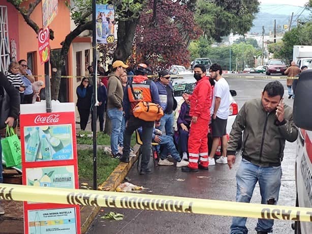 Mujer atropella a motociclista en Xalapa y en fuga choca contra tienda; arrolla a señora