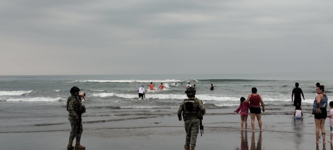Rescatan a 2 turistas de ahogarse en Playa de Chachalacas, en Úrsulo Galván
