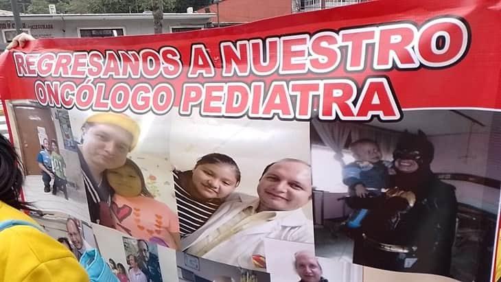 Ante plegarias, padres de familia logran el regreso del oncólogo Víctor Cabrera al IMSS Orizaba