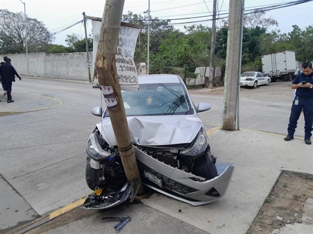 Auto choca contra poste y lo parte a la mitad en la colonia El Coyol, en Veracruz