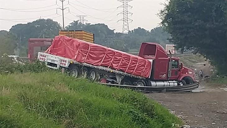 Tráiler pierde el control y se sale de la autopista 150 Orizaba - Córdoba