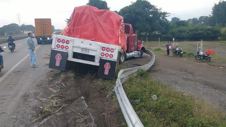 Tráiler pierde el control y se sale de la autopista 150 Orizaba - Córdoba