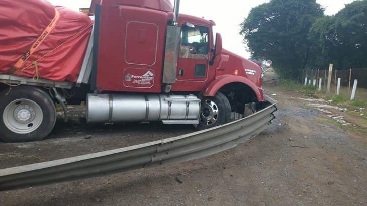 Tráiler pierde el control y se sale de la autopista 150 Orizaba - Córdoba