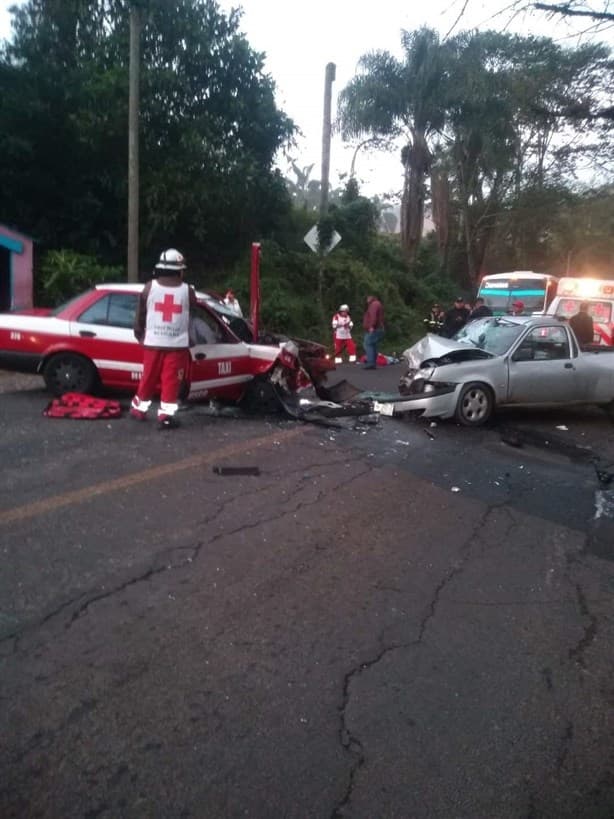 Aparatoso choque frontal en la carretera Huatusco-Totutla