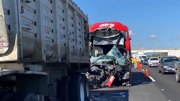 Aparatoso choque entre tráiler y ADO, deja 18 lesionados en Palmar de Bravo, Puebla