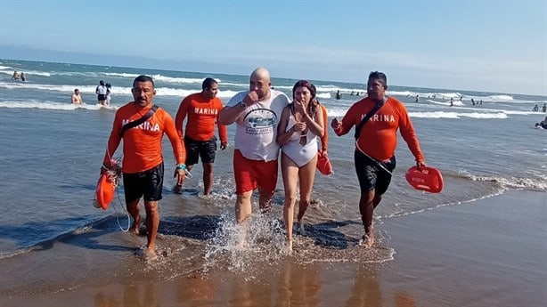 Rescatan a niña en playa de Chachalacas