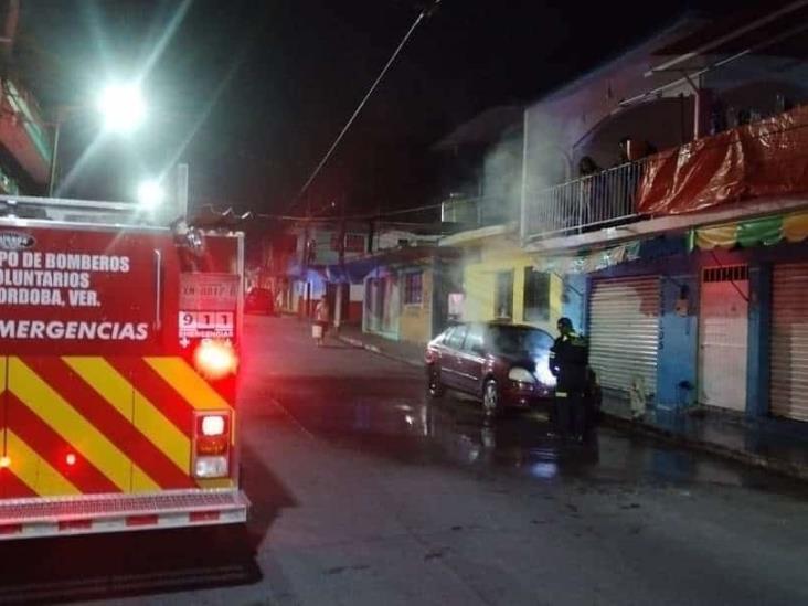 Corto circuito provoca incendio en vehículo en Cordoba